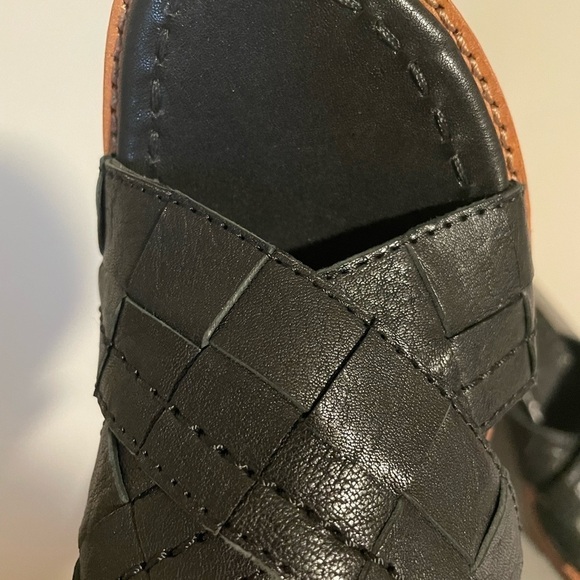 Frye Estelle Woven crisscross sandal size 6, Black level with block heel - Picture 10 of 11